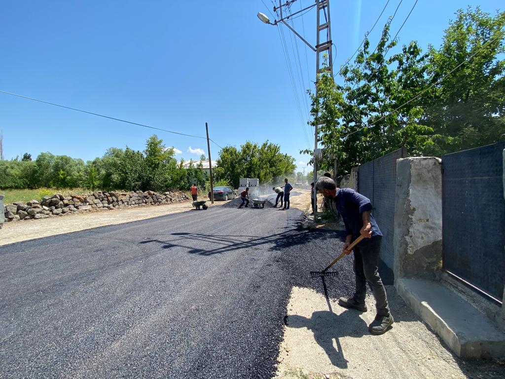 erdoganeren25's tweet photo. İlçe merkezimizde asfalt çalışmalarına başladık ekiplerimizin özverili çalışmalarıyla en kısa sürede tüm yollarımızın yapımını tamamlayacağız. Desteklerinden dolayı Karayolları 12. Bölge Müdürümüz Sayın Alparslan Eşlik'e ve Şube Şefi Sayın Serhat Ekinci'ye teşekkür ederiz. https://t.co/H9TgbPOT0D