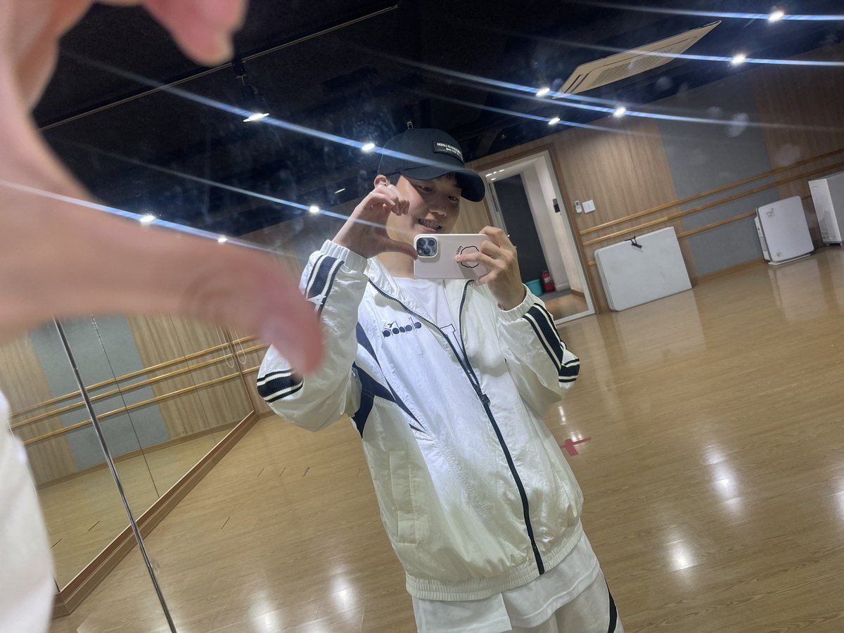 onf_feed's tweet image. ▼ ENG TRANS
[#J_US][#LeeSeungjun] Long distance cheek heart❤️ #PracticeIsOver 

#온앤오프 #ONF #제이어스