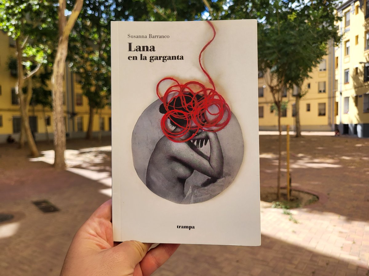 #LaPlazaInvisble ¡Resistentes - ahora más que nunca-! Si hoy es jueves, aquí hay #poesía de la buena. Nos visita la poeta barcelonesa Susanna Barranco con su último poemario bajo el brazo: 'Lana en la garganta' (<a href="/Trampaediciones/">Trampa ediciones</a>) <a href="/SusannaBarranco/">Susanna Barranco</a> 
lalineaamarilla.es/lana-en-la-gar…