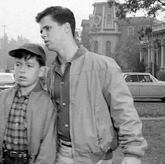 DarrellEpp's tweet photo. Theodore and Wally Cleaver, walking right by Herman Munster's mansion -- Leave it to Beaver and The Munsters were filmed on the same studio lot. https://t.co/C1rDfzEmBu