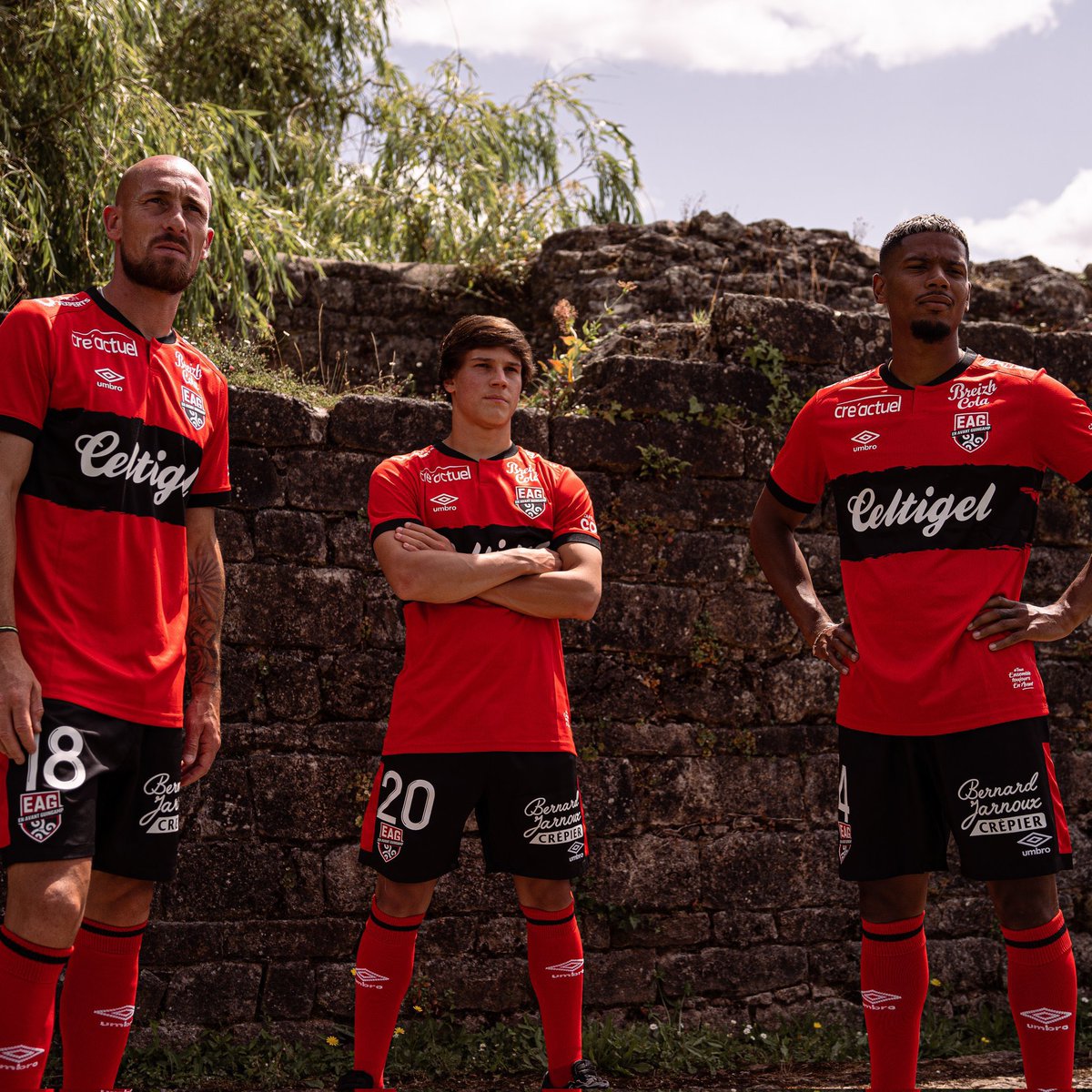 EAG_Actus's tweet photo. 👕 Voici le maillot domicile de l'En Avant Guingamp saison 2023-2024 ! 

Vous le trouvez comment ? 🔴⚫️

📷 : @UmbroFrance https://t.co/QaplinsIa7