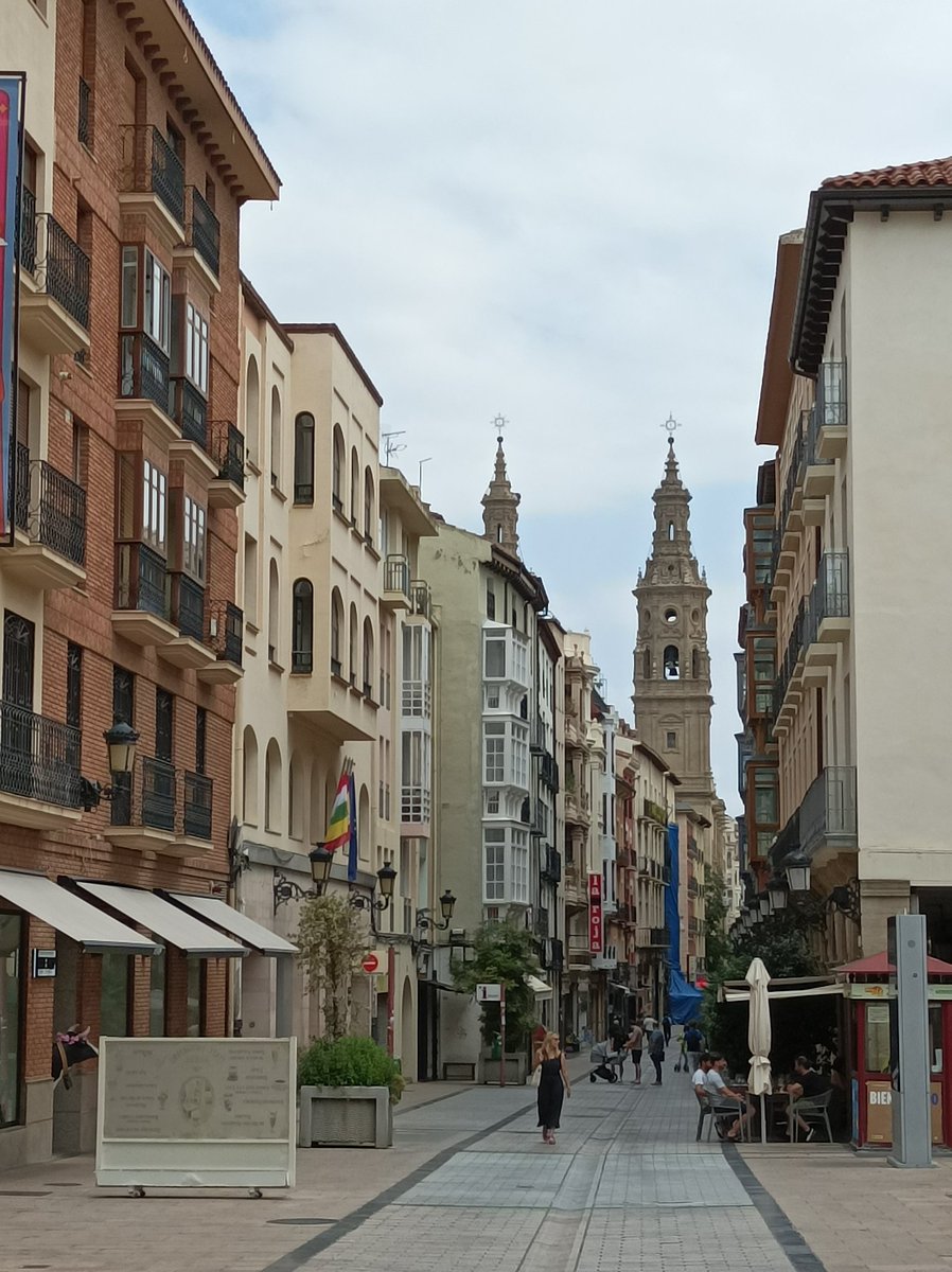 iraideia's tweet photo. Muchas razones para acercarse a #Logroño, #Vermutáforas2023 y bueno... Cosas de siempre que espero que nunca cambien...
#zapatillas #champis #LaLaurel https://t.co/m1CbZ3zhue