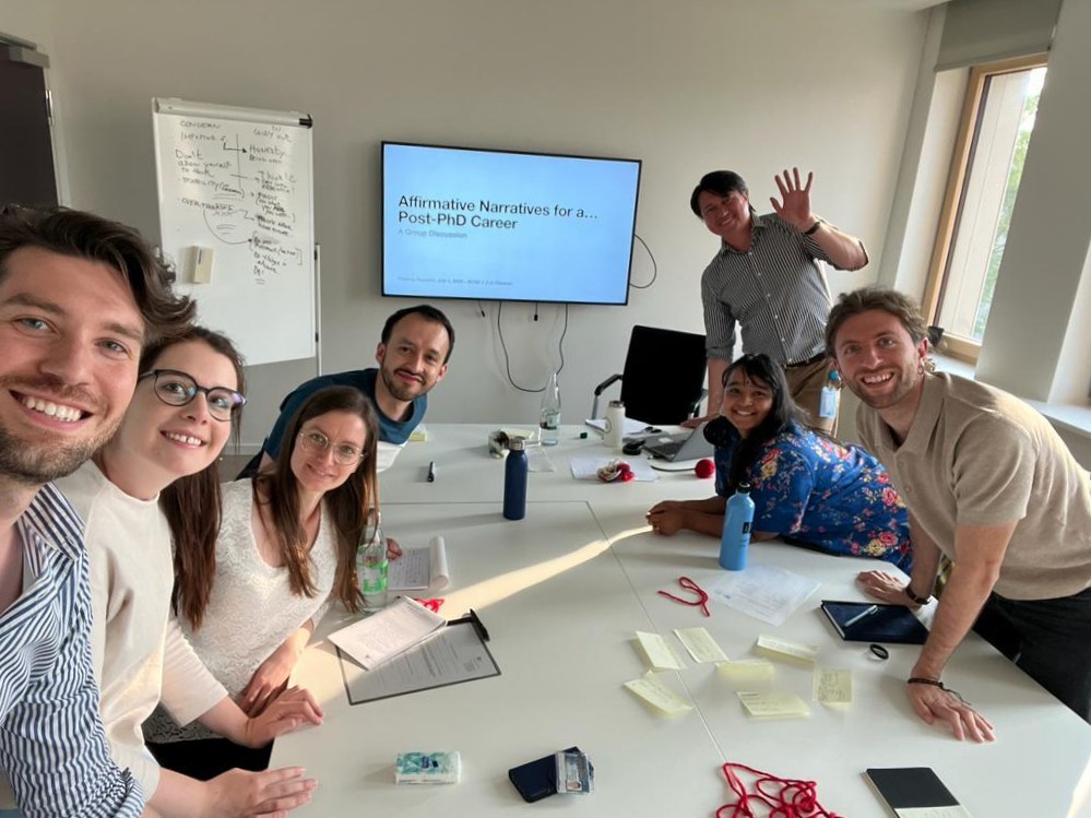 GCSC_JLU's tweet image. Last week, #PhDnet-alumnus Dr. Stefano Rozzoni @UniBergamo visited us to dive into affirmative #postdoc narratives &amp;amp; new perspectives in #DigitalHumanities. 🎓🤖 After 2 days of productive work, we cordially thank him for the enriching workshops &amp;amp; hope to meet up soon. #GCSCevent