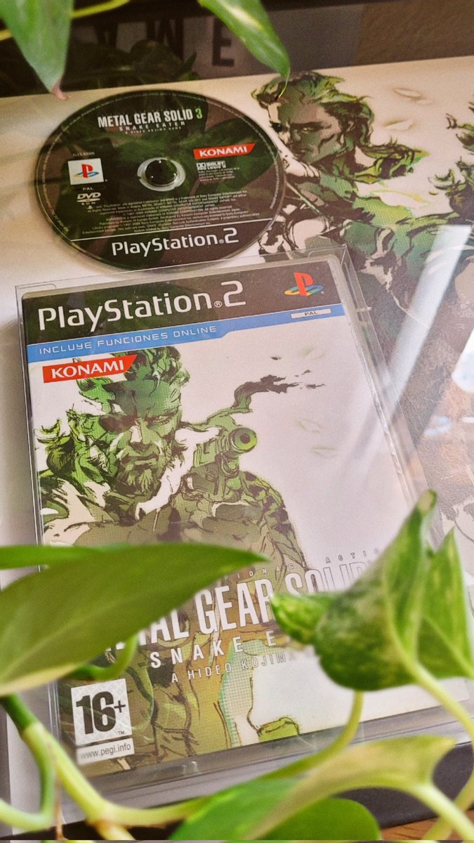 cyanideale's tweet photo. El regalo sorpresa que le he montado a mi novio que es mega fan del Metal Gear 🫶🏻✨️ 
Aún queda para darselo pero espero que le guste, la imagen de Snake del codec es un imán que también he hecho yo 🥹💕 https://t.co/Sw602MryM2