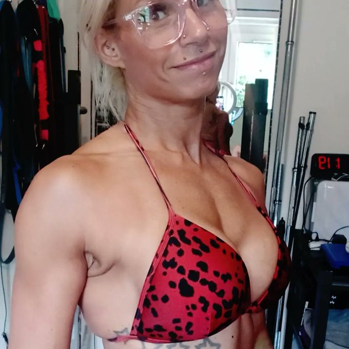 Realised I never actually post pictures of my legs but after a progress check I realised I do have them<a href="/tag/muscles"class="tags"><span>#muscles</span></a><a href="/tag/quads"class="tags"><span>#quads</span></a><a href="/tag/fitness"class="tags"><span>#fitness</span></a><a href="/tag/progress"class="tags"><span>#progress</span></a><a href="/tag/happiness"class="tags"><span>#happiness</span></a>