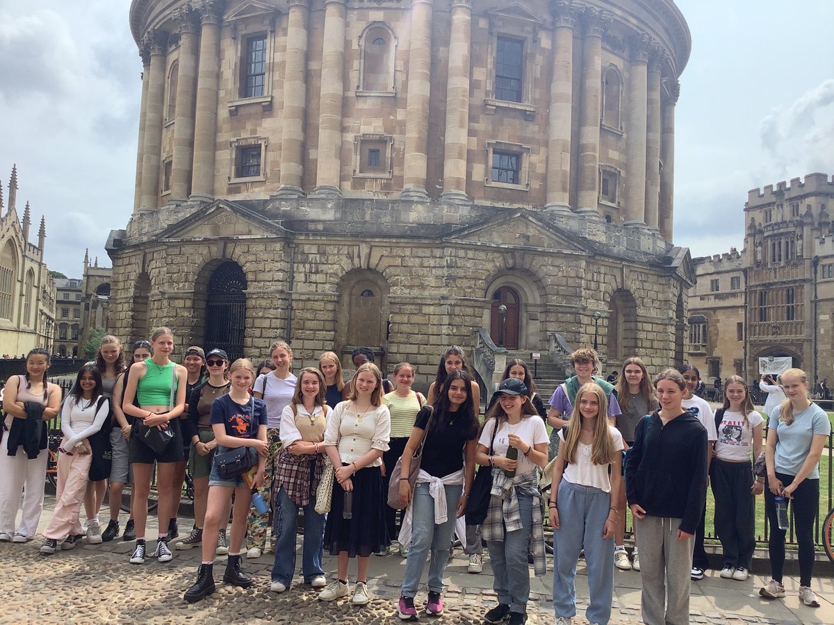 SHSClassics's tweet image. Amazing day in Oxford visiting the Labyrinth Exhibition at the Ashmolean Museum. Y9s are developing some really impressive presentations on the Minoan and Mycenaean worlds!