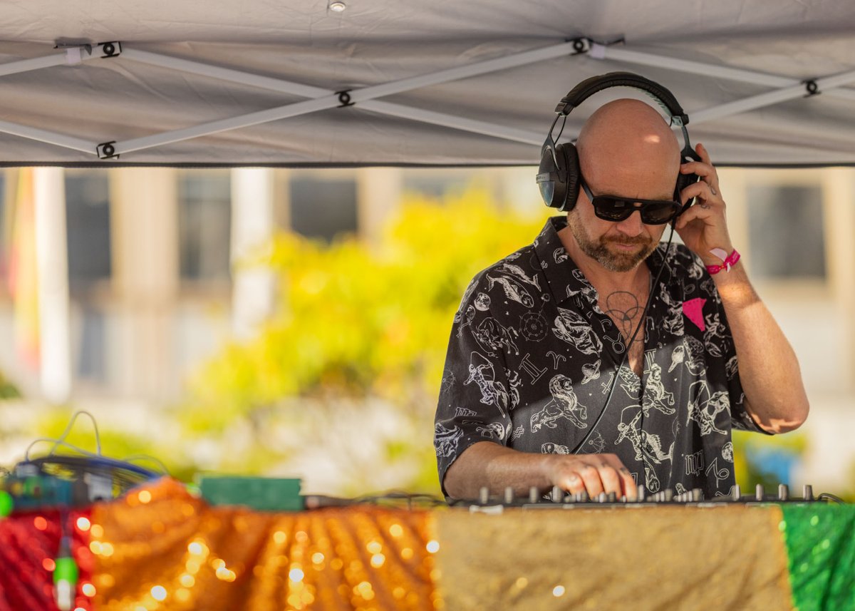 atlantic_pride's tweet image. Mércores de bailoteo e drag con #JeanFixx, @mueveloreina, @hidrogenesse e #CharlotBennet. 
Gran despedida da praza Pontevedra, hoxe mudámonos aos xardíns! 

Grazas polos apoios a @estrellagalicia @Xunta @Absolut_ES @Coruna_Style @aldahotels #xacobeo #globalgrafic #galicia