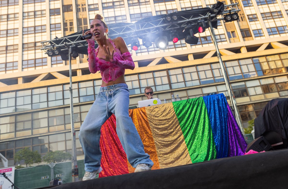 atlantic_pride's tweet image. Mércores de bailoteo e drag con #JeanFixx, @mueveloreina, @hidrogenesse e #CharlotBennet. 
Gran despedida da praza Pontevedra, hoxe mudámonos aos xardíns! 

Grazas polos apoios a @estrellagalicia @Xunta @Absolut_ES @Coruna_Style @aldahotels #xacobeo #globalgrafic #galicia