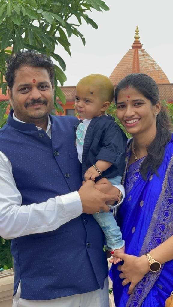 भारतीय जनता युवा मोर्चा के यशस्वी प्रदेश अध्यक्ष आदरणीय बड़े भैया श्री <a href="/vaibhavpawarmp/">Vaibhav Pawar</a> जी एवं भाभी श्रीमती 
<a href="/Dr_NeelamV/">डॉ नीलम वैभव पंवार</a> जी को वैवाहिक वर्षगाँठ पर आत्मीय बधाई एवं शुभकामनाएं।
आप दोनो सदैव स्वस्थ रहें, प्रसन्न रहें व दीर्घायु हो, बाबा महाकाल से यही प्रार्थना करता हूँ।