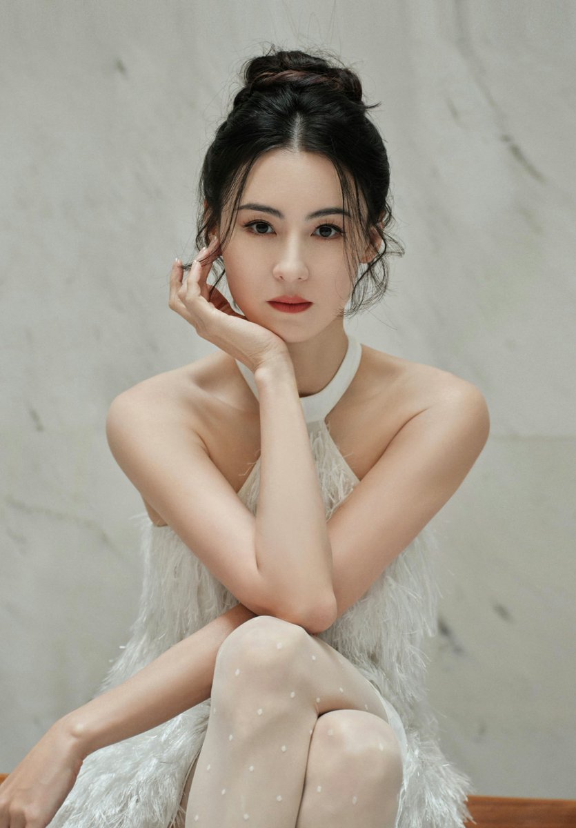 DavidLee006's tweet photo. 柏芝在活动结束后脱下白色丝袜 扔在了现场… https://t.co/3CiBwkTw7A