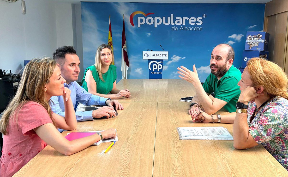 El compromiso del <a href="/ppopular/">Partido Popular</a>  con la #Educación  y las familias es claro:

🔹 Libertad de los padres para elegir centro y educación para sus hijos.
🔹Educación de 0 a 3 universal y gratuita.

<a href="/concapa_es/">Concapa</a> gracias por vuestra labor.

#EsElMomento de <a href="/NunezFeijoo/">Alberto Núñez Feijóo</a>