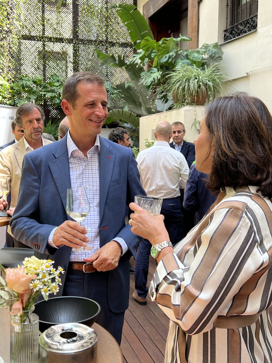 📍Hoy hemos tenido la oportunidad de participar en una mesa redonda organizada por ByTIC, de la mano de <a href="/TalaveraMaria/">Maria-Jose Talavera</a>, Iberia Managing Director de VMware, <a href="/Lluis_Altes/">Lluis Altes</a>, Senior Business Solutions Strategist de VMware Iberia y Agustín Gallego, Sales Director de <a href="/Intel_Spain/">Intel España</a> 💡