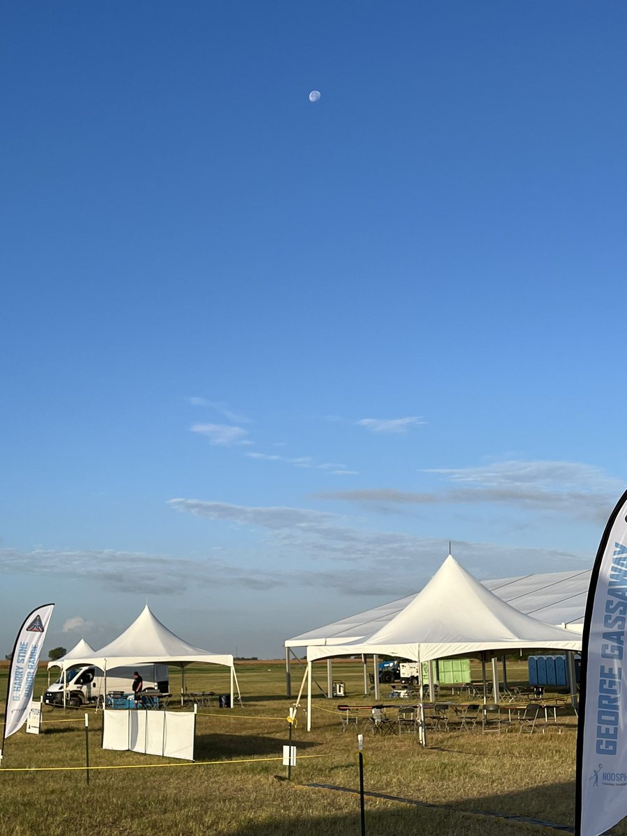 dauphinb's tweet image. Daylight moon over the competition range at the World Spacemodeling Championships in Georgetown, Texas!
#MoonHour #WSMC2023
