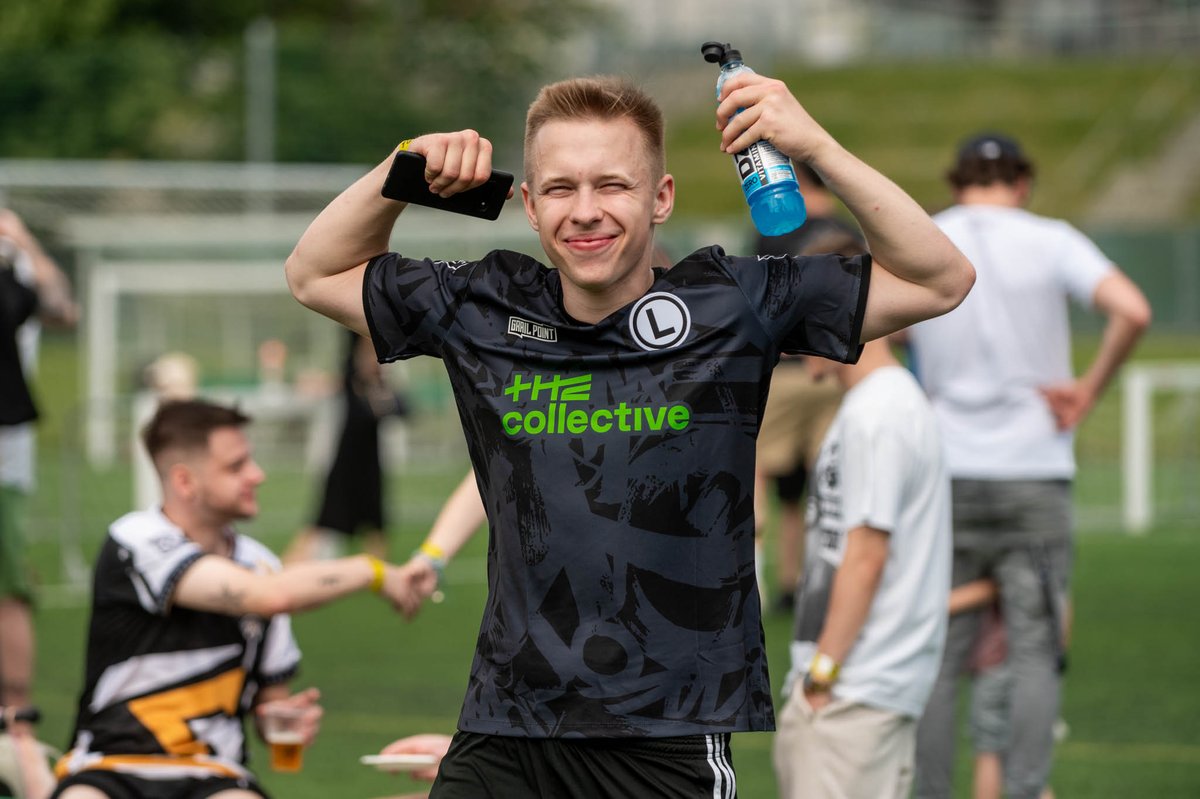 .<a href="/LegiaeSports/">Legia eSports</a> wyciągnęła wnioski po pierwszej edycji. Wtedy bez awansu do play'offów, a tym razem pewne 1. miejsce z bilansem bramek 10/6 i 7 punktami na koncie. Półfinał do lekkich nie należał, ale takiego starcia od początku oczekiwali - versus <a href="/PZPNeFutbol/">Łączy nas eFutbol</a>.

Było dobrze! 🫡