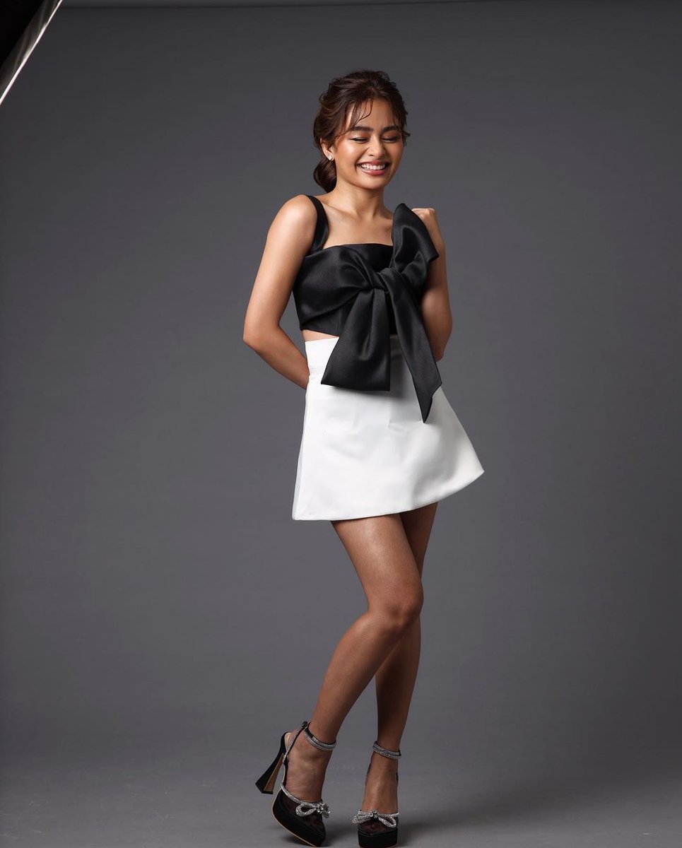 hourlyvivoree's tweet photo. #Vivoree | @vivoree https://t.co/fzKymne0ei