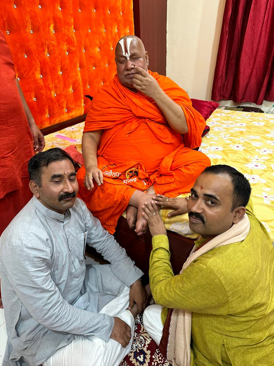 sanjaysamarthy's tweet photo. आज पूज्य गुरुदेव ""रामभद्राचार्य जी महाराज जी ""का आशीर्वाद प्राप्त किया साथ में महाकौशल प्रांत के प्रांत प्रचारक श्रीमान बृजकांत जी सौजन्य भेंट किए।##समर्थभारत## https://t.co/SBmNB0Sa6o