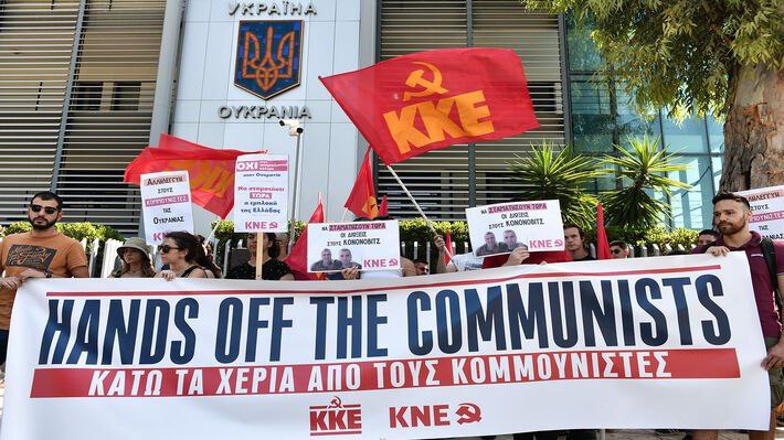 Griechische Kommunisten demonstrieren vor der ukrainischen Botschaft in Athen für die Freilassung der Kononovich-Brüder des ukrainischen Kommunistischen Jugendverbands.