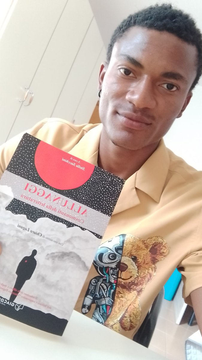 Jackson, mio allievo al laboratorio di traduzione per migranti al Cpia di Fermo, legge "Allunaggi", volume che contiene le traduzioni dei miei bimbi delle medie, nato dal progetto "Tradurre in classe" dello scorso anno. In questo trovo il senso profondo del mio lavoro.