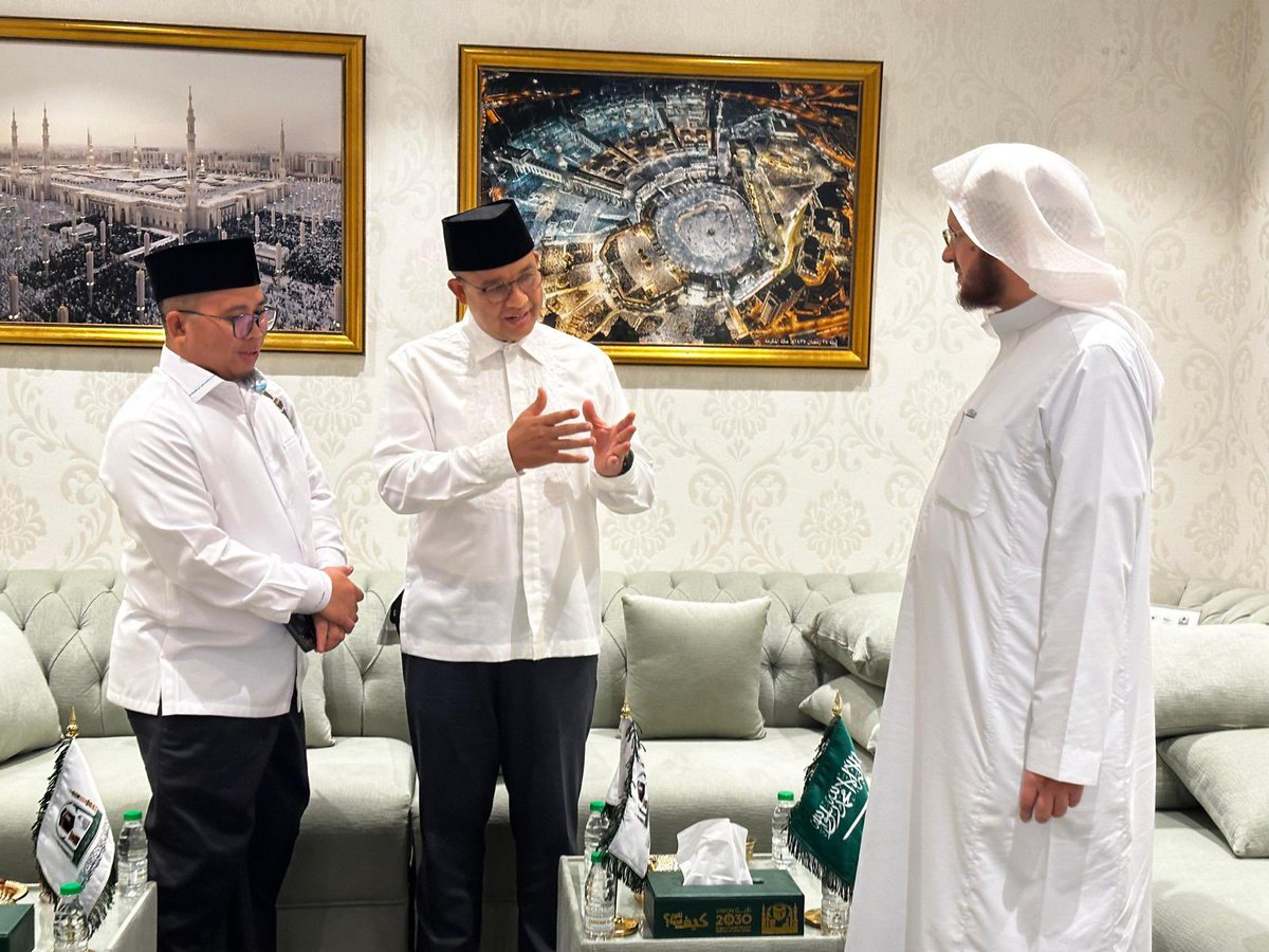 Alhamdulillah, semalam selepas Maghrib, kami bisa kembali bersilaturahmi dengan Imam, Khatib, dan Penanggung Jawab, Halaqah Al-Quran Masjid Nabawi, Sheikh Dr. Abdul Muhsin bin Muhammad Al-Qasim.

Kami berbincang tentang banyak hal, mulai dari berbagai khidmat kerajaan Arab Saudi