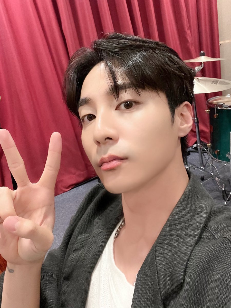 official_roykim's tweet photo. [📸PHOTO]

23.07.06 ##권은비의영스트리트
Behind STAFF PHOTO📸

그렇게 우린
High high high high 
we go high💙

#로이킴 #ROYKIM #WEGOHIGH https://t.co/55z2LqpTG4