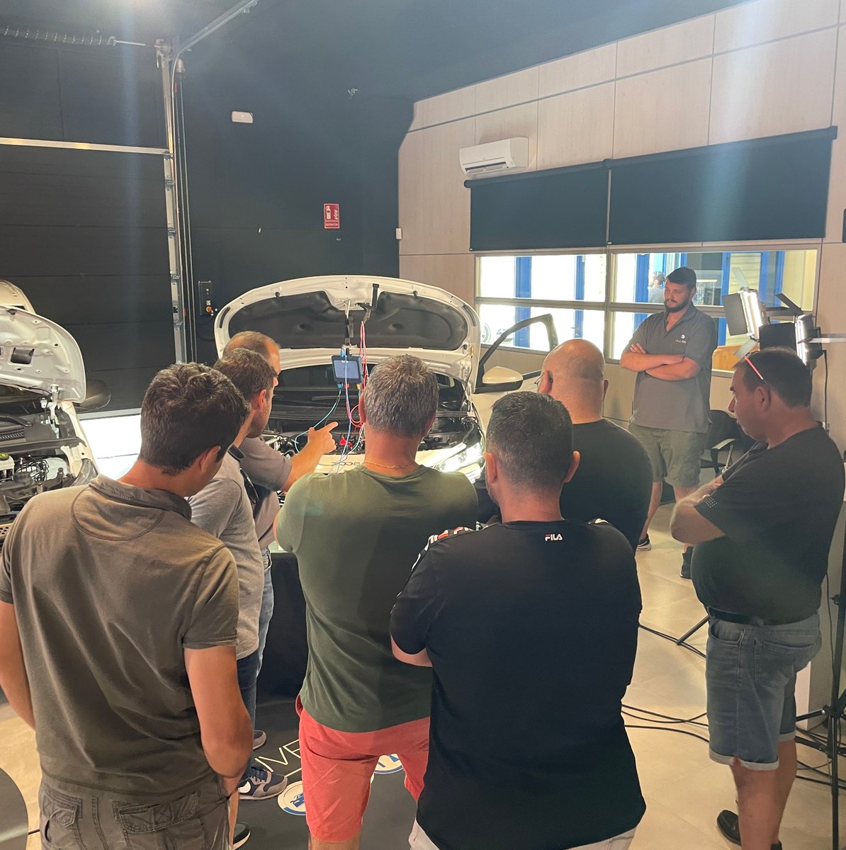 GrupEinaDigital's tweet image. La Commission AD Mécanique d’Autodistribution visite Grup Eina pour en savoir plus sur nos services techniques. 

grupeina.com/.../la-commiss…

#grupeina #autodistribution #servicestechniques #aftermarket #posventa