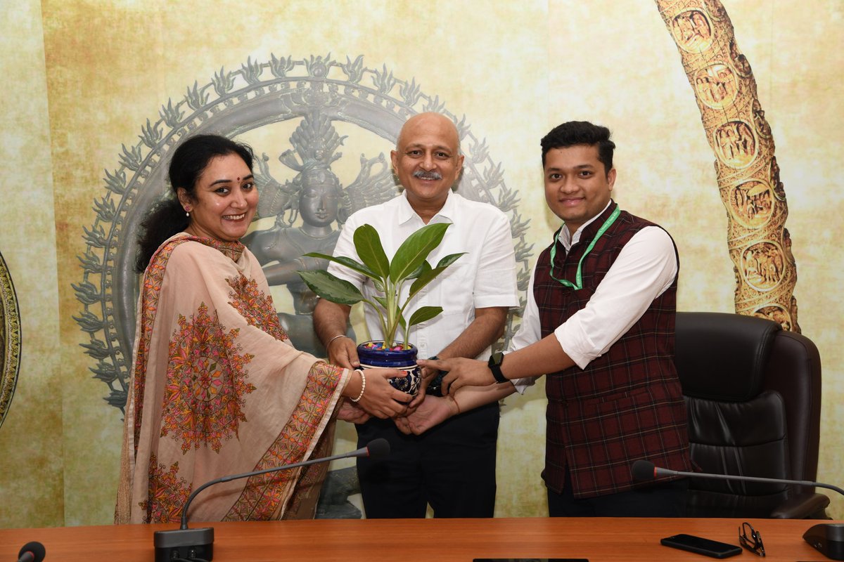 Officer Trainees - Indian Information Service 🇮🇳 tweet media