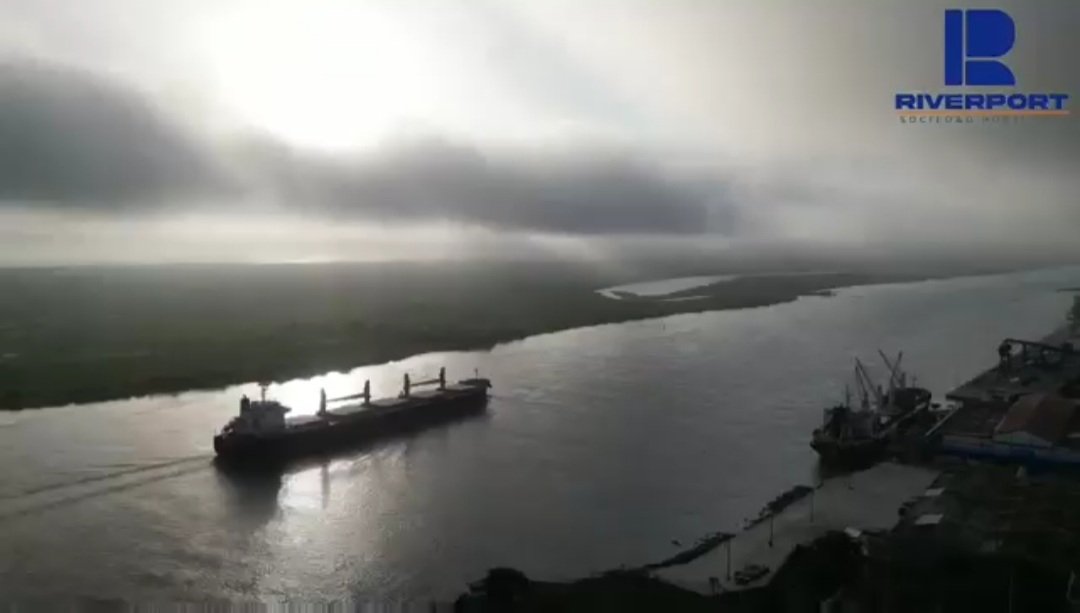 jormon26's tweet photo. Así fue arribo embarcación Josco Guangzhou, con 39.750 toneladas de maíz amarillo y un calado de 10 metros, lo cual antes no se había dado en la zona portuaria de Barranquilla, en el muelle de #Riverport, especializado en el manejo de graneles por #Italcol https://t.co/WOd9iBgQyy