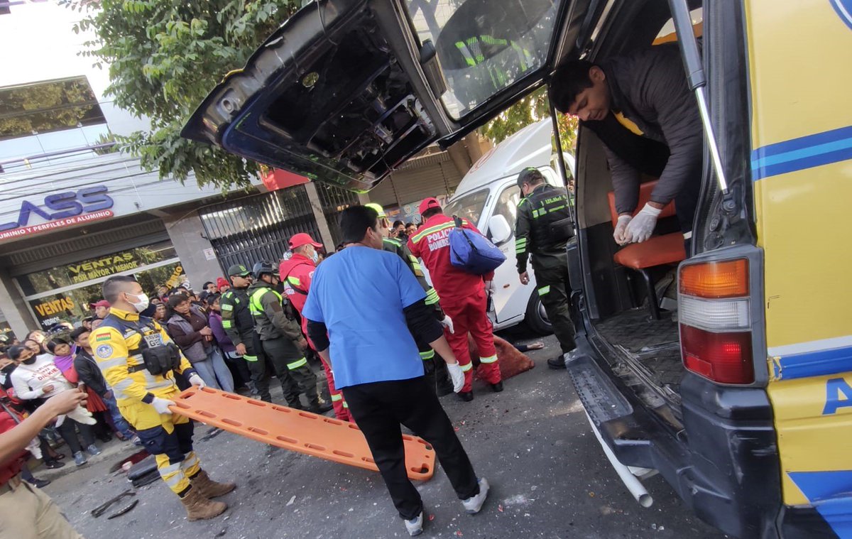 MonicaAparicioA's tweet image. #P7Informa Exactamente hace unos días una Colisión Múltiple que dejo tres muertos y más de 15 heridos en #Cochabamba 
El accidente ocurrió después de las 8:00 en la avenida República de la ciudad valluna. 
▶️Por rotura de frenos.