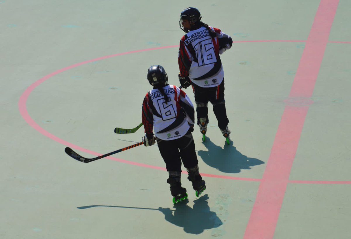 ClaraBrugadaM's tweet photo. Felicitaciones al equipo de #HockeyInLine de #Iztapalapa por sus 4 medallas de oro en los Juegos Infantiles y Juveniles de la ciudad y su tretacampeonato nacional rama femenil categoría juvenil en los Juegos @CONADE representando a #CDMX. Un gran ejemplo de excelencia deportiva. https://t.co/uVKiQoiQlu