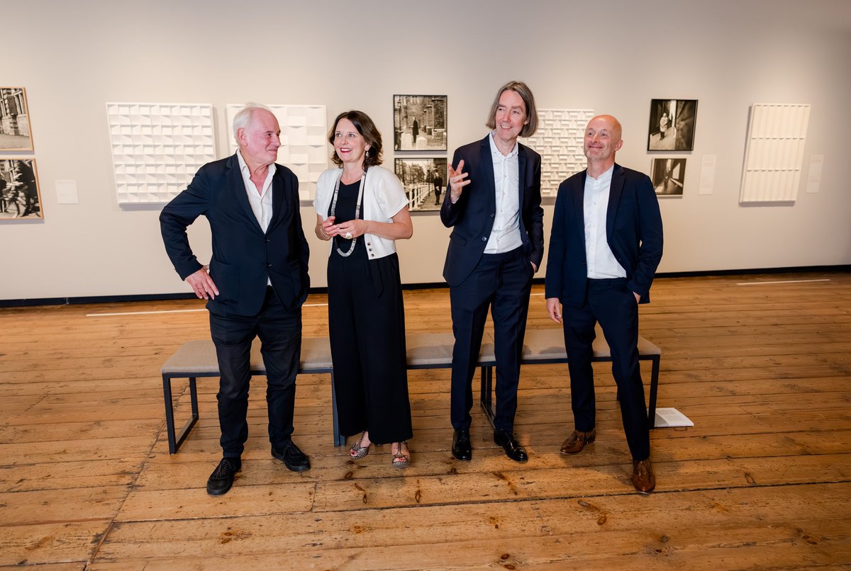 'Lothar Wolleh ziet Jan Schoonhoven'. Gisteravond de officiële opening met de zonen Jaap Schoonhoven en Oliver Wolleh - vandaag open voor publiek! #mustsee #delft #kunst #fotografie @gemeentedelft