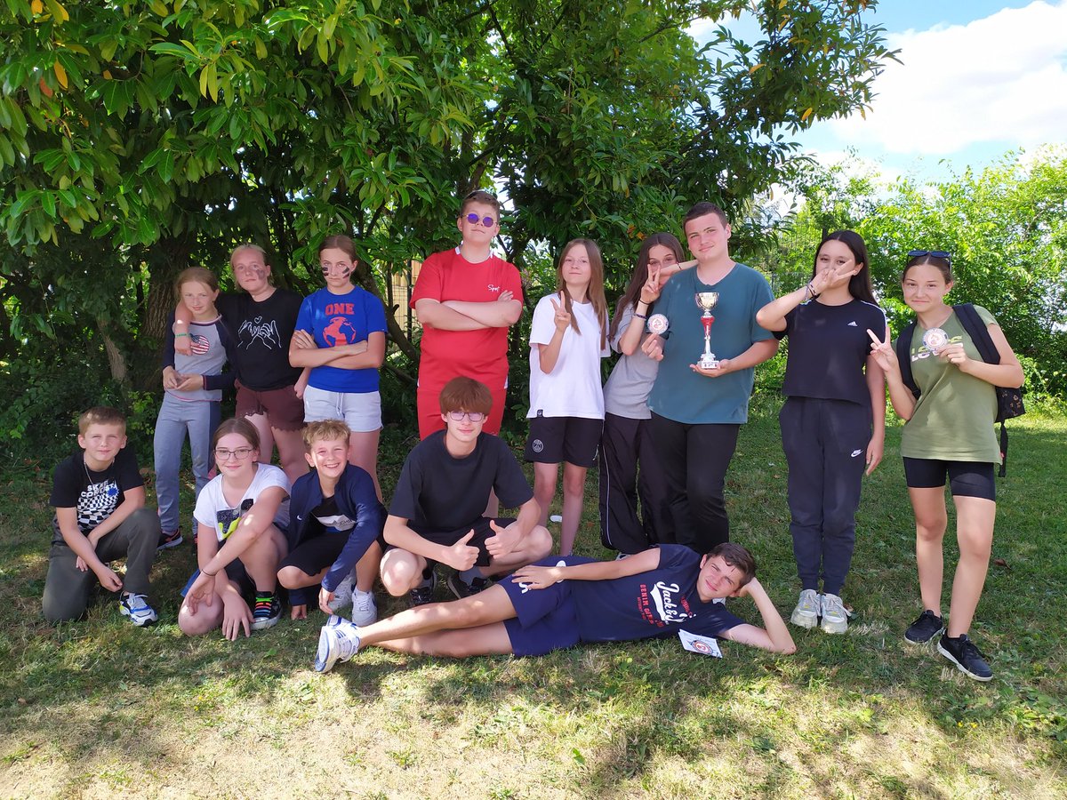 AS_clgBouligny's tweet photo. Pour la 3ème édition, ce sont les Verts 🟢 qui remportent Koh Lanta @clgBouligny 2023 🌴🏆 après une journée de 12 épreuves mêlant adresse, réflexion et dépassement de soi 💪 Bravo à toutes et tous pour votre participation, merci pour vos sourires 😁 et merci aux encadrants ! https://t.co/0btDePkck9