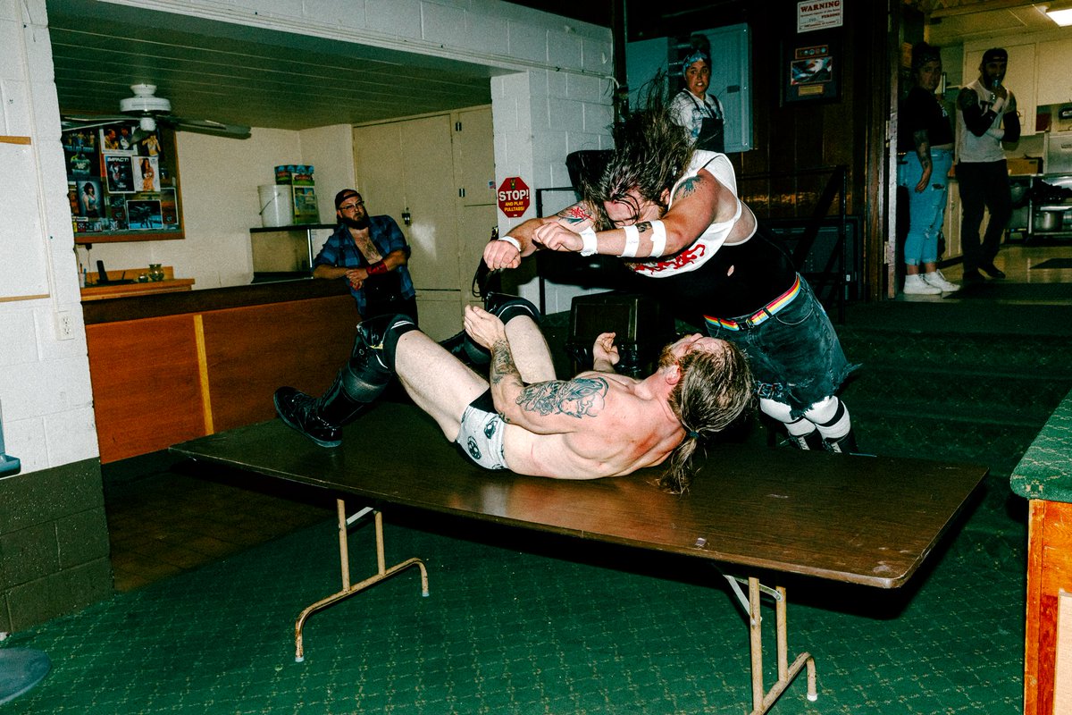 hellhoundmalik1's tweet photo. The best part of this pic is everyone's reactions in the background #theBruisers @KatchemRobert @Zach_Thomas_21 @LizzyxBlair_GS @Payton_Blair_GS @tommy_vendetta @TheReedBentley πΈ: @l.i.m.b.i.t.a.l on Instagram https://t.co/isJ3aMQSJ6