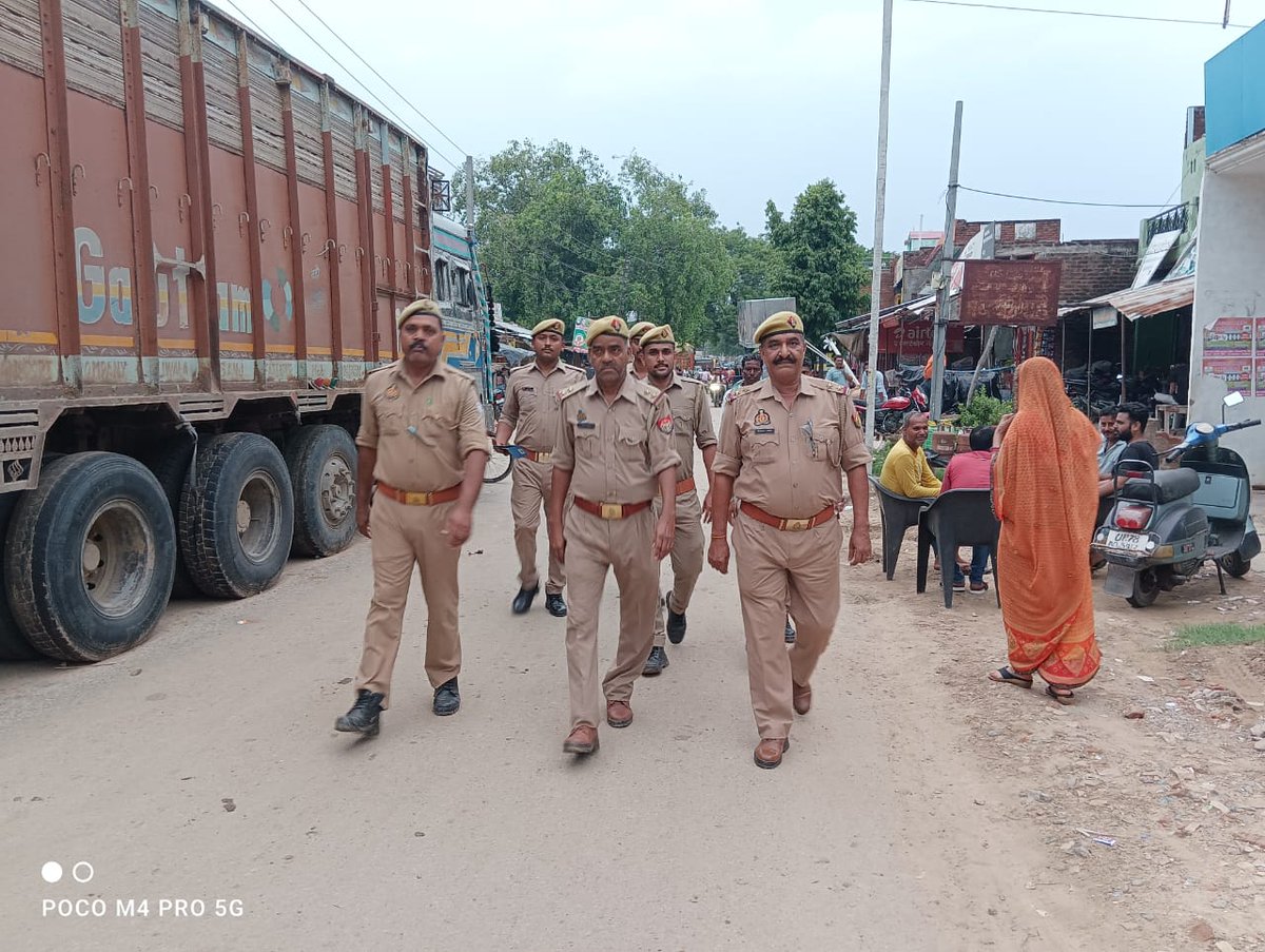 bandapolice's tweet photo. #bandapolice पुलिस अधीक्षक बांदा  #अभिनंदन के निर्देशन में जनपद में अपराध एवं अपराधियों पर नियंत्रण लगाए जाने तथा शांति एवं कानून व्यवस्था बनाए रखने के उद्देश्य से थाना चिल्ला पुलिस द्वारा की जा रही संध्याकालीन पैदल गश्त।
#UPPolice 
#Footpetroling https://t.co/AIgh23MlCI