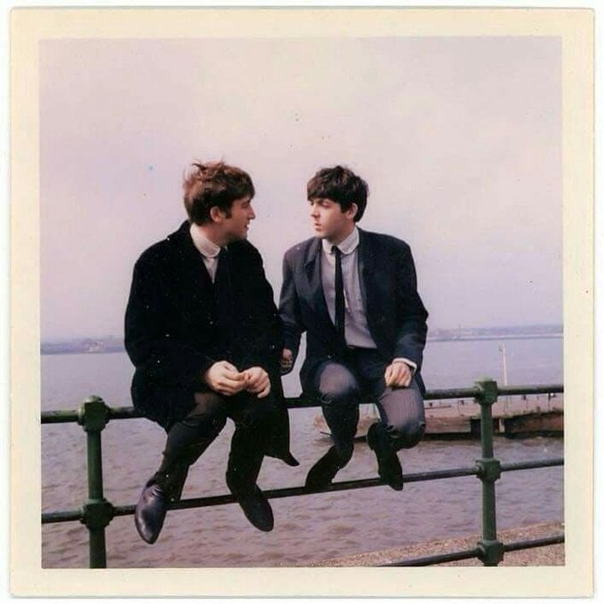 El 06 de julio de 1957 fue una fecha que marcó la historia de la música dos grandes genios se conocían paul mccartney y john lennon dando inicio ala dupla compositora más exitosa y a una gran amistad entre estos dos leyendas del rock