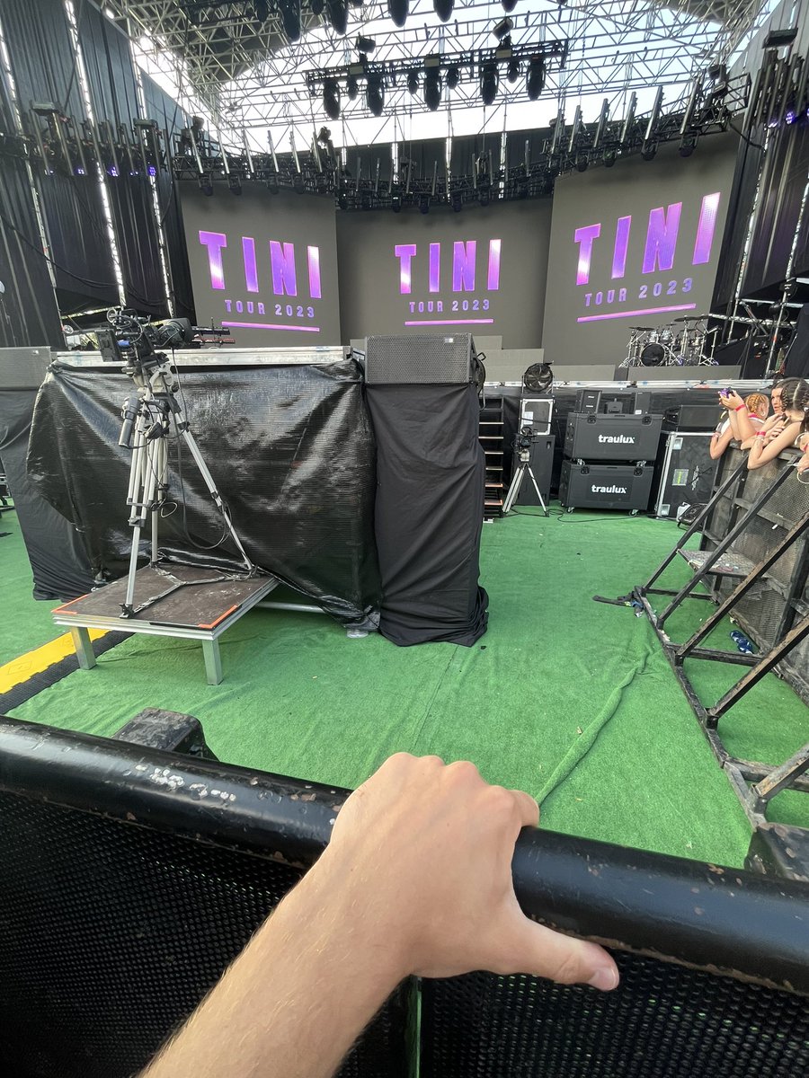 stayformartina's tweet photo. rt for barricade in your next concert https://t.co/yZ4rRnbzO4