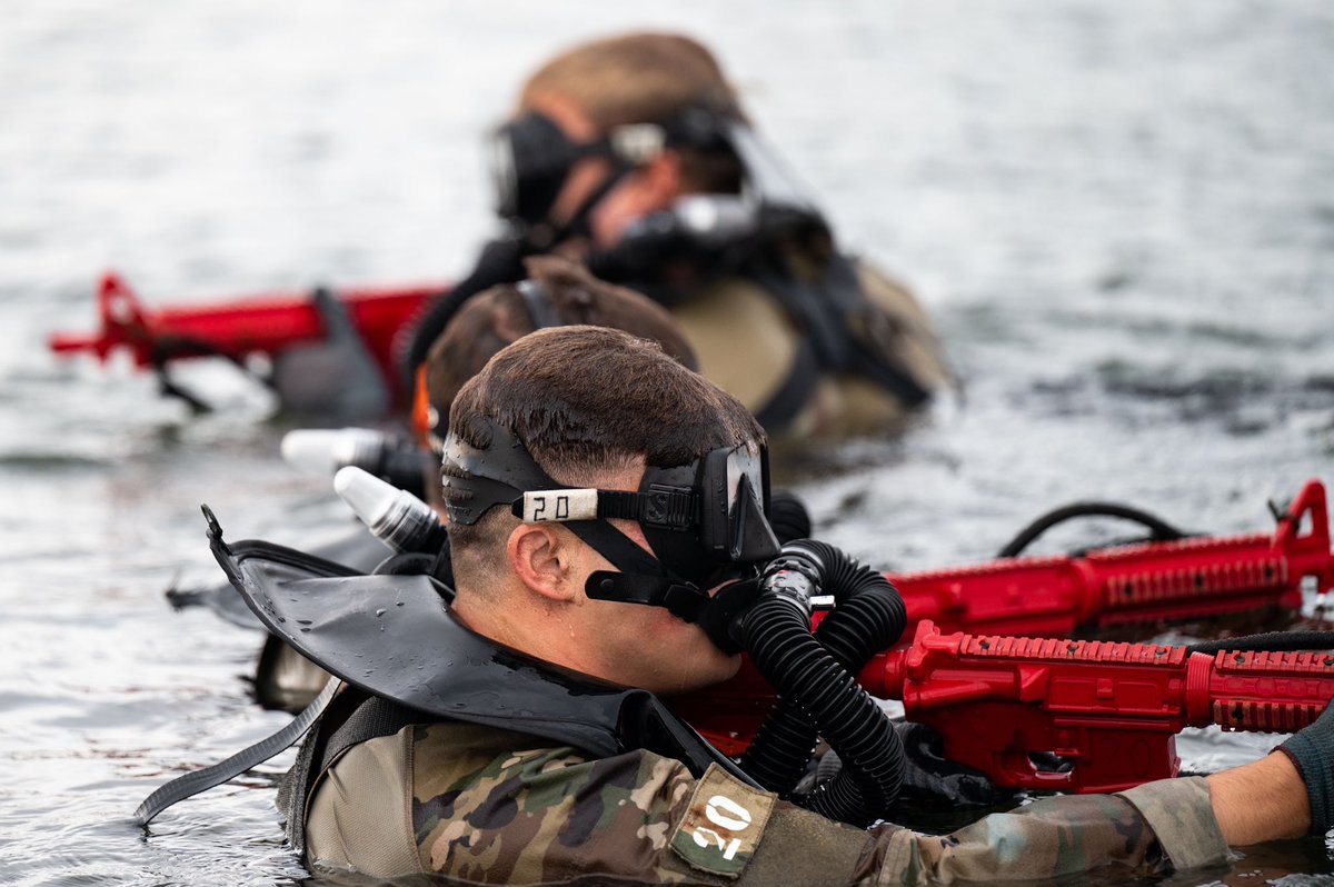 AFSWTW's tweet photo. 📍PANAMA CITY, FL - Combat Control, Special Reconnaissance and Pararescue #Airmen in the Air Force Combat Dive Course perform closed-circuit diving for covert infiltration. Demanding, yet refreshing… 🌊🤿
#FirstThere
#ThatOthersMayLive
#AnyPlaceAnyTime
#AirmenWeNeed https://t.co/jlqGM6cpJ9
