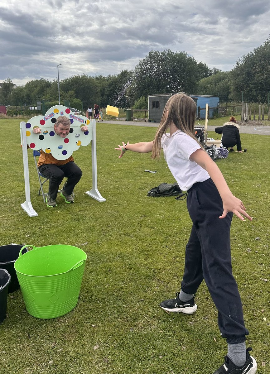 Alicol1979's tweet photo. Daisy getting her revenge 😆 #3rdthrowlucky #summerfair @GatesEagles @TheGatesPrimary https://t.co/n89ZV57gjt