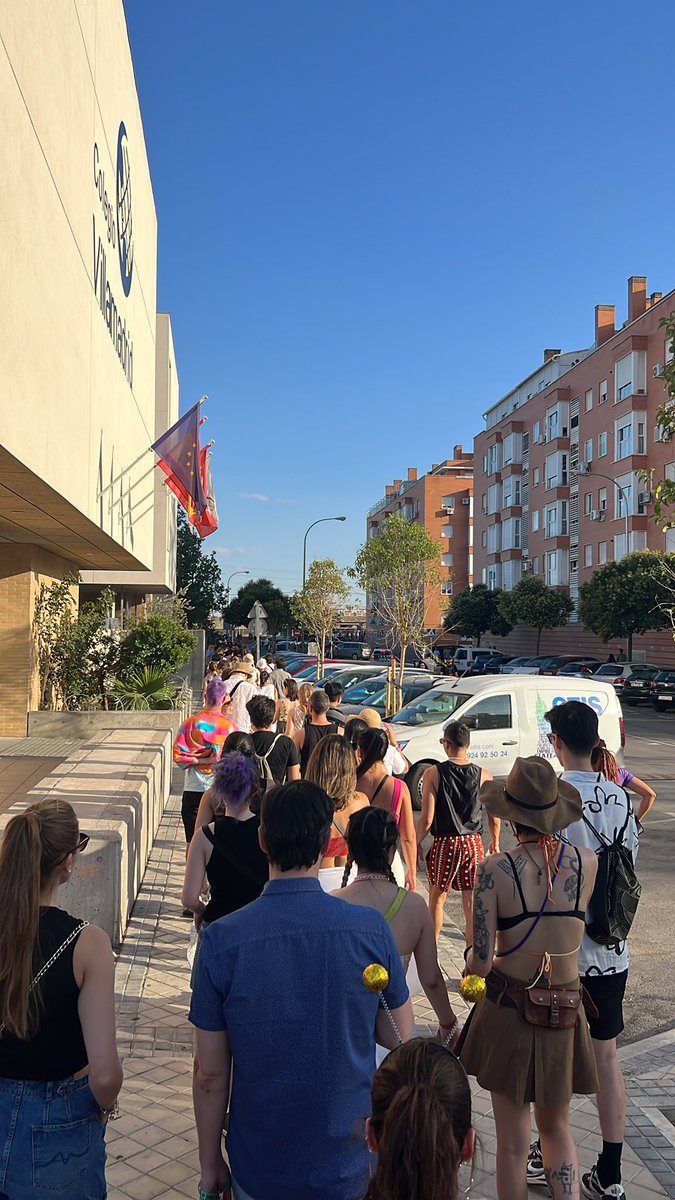FarradeGea's tweet photo. @madcoolfestival una puta hora y media de cola, pero que mierda es esto, que estamos haciendo cola a mas de 800 m de la entrada! https://t.co/fJfmdARS9u