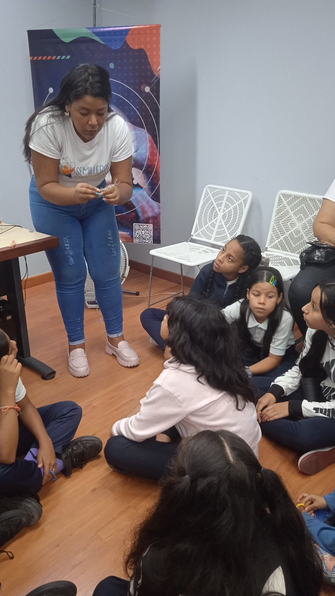 Durante esta actividad realizada por la #Conati, niños y niñas del Complejo Educativo Fermín Toro, aprenden de forma creativa e ingeniosa 🤖 🧠a reciclar ♻️ con materiales de desechos tecnológicos .#6Julio #TIC #TecnologíaVerde
<a href="/Mincyt_VE/">Ministerio del P. P para Ciencia y Tecnología</a> <a href="/Gabrielasjr/">Gabriela Jiménez</a> <a href="/semillerosc_/">Semilleros Científicos</a>