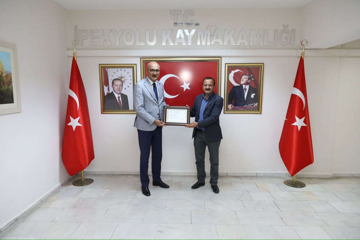 ibrahim145365's tweet photo. Belediye hizmetlerinde göstermiş olduğumuz çalışmalardan dolayı şahsımı Başarı Belgesi ile ödüllendiren Sayın Kaymakamımız/ Belediye Başkan Vekilimiz İhsan Emre AYDIN’a şükranlarımı arz ederim. https://t.co/9biDukjG5Y