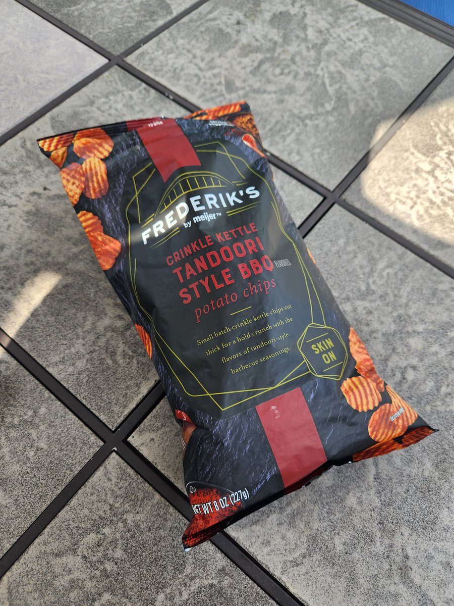 BrettMarkham's tweet photo. Was looking forward to trying "Tandoori Style BBQ", but when I opened the bag there were plain chips instead. What gives, @meijer? https://t.co/aTZIfvKtm5