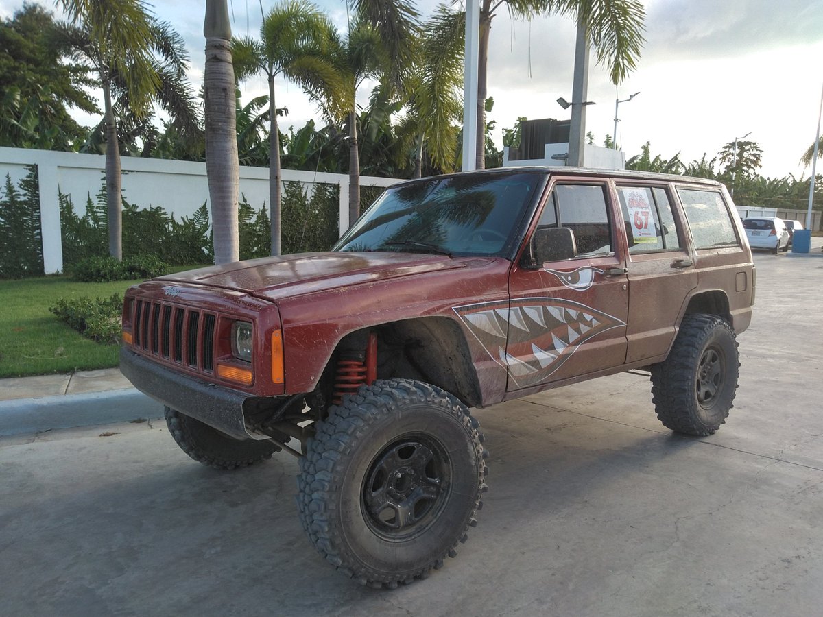 eLSantoo's tweet photo. Nada como dejar el mufler en la #ruta #reDNeck #JeepXJ #Rally14Junio2023 🏁😅 https://t.co/CDHDlYhmSg
