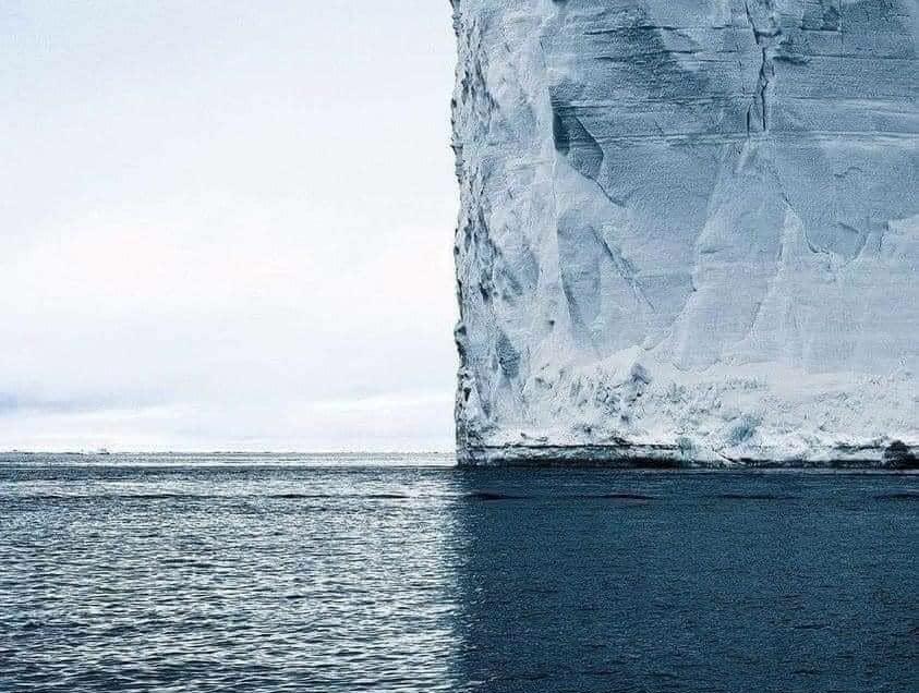 تم التقاط 4 درجات من اللون الأزرق في صورة واحدة في القارة القطبية الجنوبية«.
#ما_لم_تر