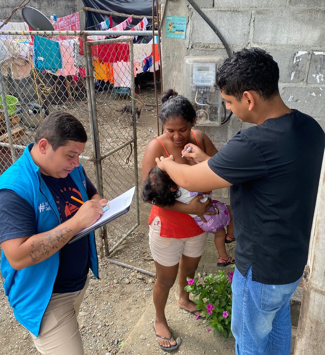 DPS_LosRios's tweet photo. #Vinces | En la parroquia San Lorenzo de Nicaragua, brigadas de @Salud_Ec continúan con la Campaña de #Vacunación2023 recorriendo casa a casa con el fin de incrementar las coberturas de niños inmunizados👶contra la polio, el sarampión y la rubeola 💉

#NuestroTrabajoContinúa https://t.co/mYgxtLXylU