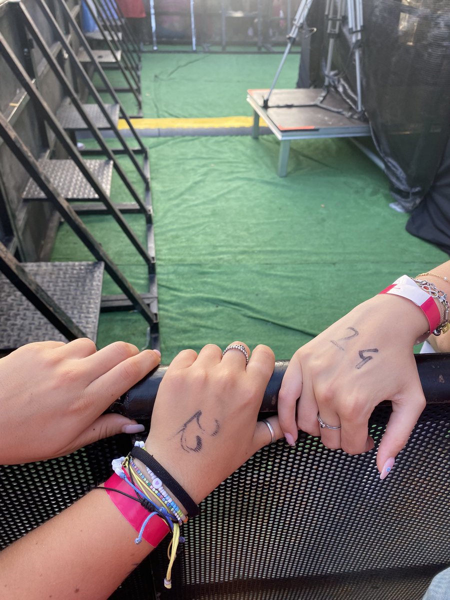 rt for barricade at your next concert 🍀