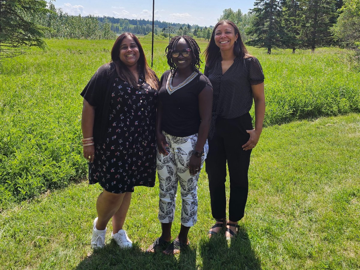 chn_encompass's tweet photo. #CommunityHealthNavigators and ENCOMPASS research team members from the Calgary and Edmonton areas gathered in Red Deer last month for a large #CommunityofPractice meeting! It was a fantastic day of research and fostering connections #CommunityHealthWorkers #CHW #PatientNavigator https://t.co/9PtXOamurs