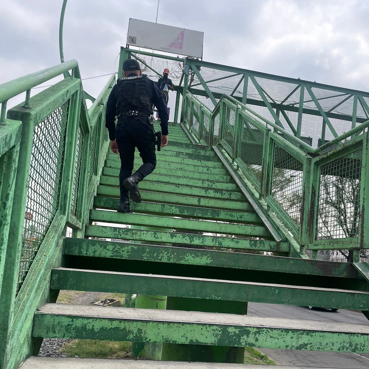 #PatrullajePreventivo | El Agrupamiento Metropolitano Titanes👮🏽 se mantiene alerta en todo momento, llevando a cabo recorridos en puentes peatonales, cajeros automáticos 🏧y tianguis🍉, con el objetivo de garantizar la seguridad y el orden en espacios públicos. (1/2)