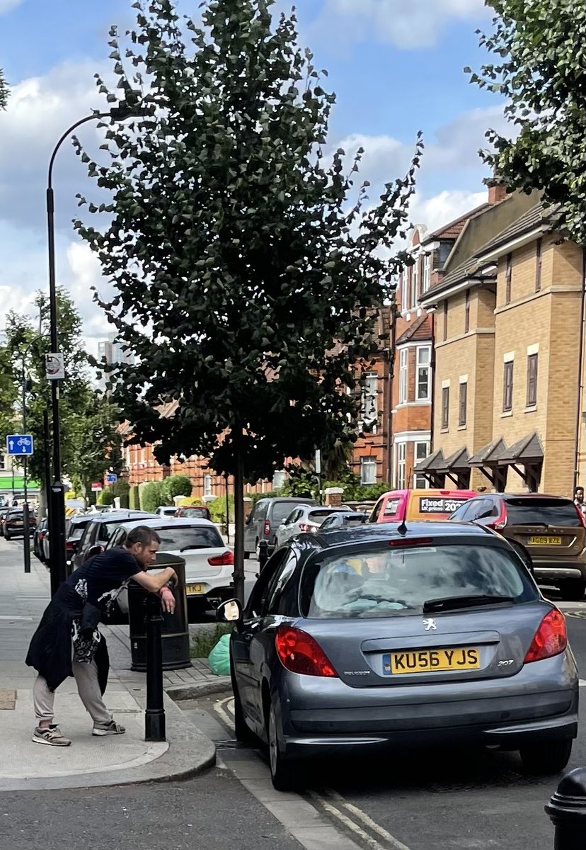 What’s this you say Andy?
It’s not just Deliveroo and Just Eat that have a busy time serving Shepherds Bush.
These fine lads are taking up the slack after the drugs bust on Lime grove yesterday! 
100m from the now closed Shepherds Bush police station! Phew 😥