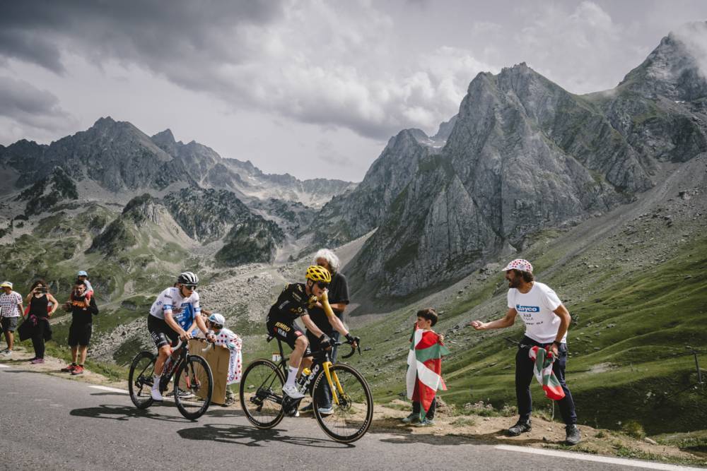 🚨⏱️ Historic day in TDF! Jonas Vingegaard and Tadej Pogacar broke today the 30-year old Tourmalet climbing record of Rominger and Jaskula. The new benchmark is 45 min 35 sec. What a Tour we're witnessing, mind-blowing level... #TDF2023 
climbing-records.com/2023/07/vingeg…