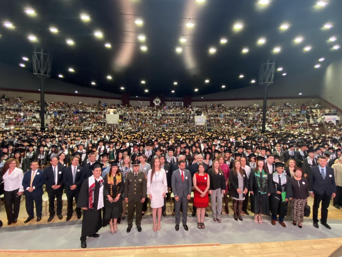 ¡Emocionante graduación en el Colegio de Bachilleres! 
Esta mañana se llevó a cabo la graduación de los talentosos alumnos de la generación 2020-2023 del <a href="/COBAEDoficial/">COBAED</a>.
En representación de <a href="/josejoseantonio/">Toño Ochoa</a>, estuvo la maestra Patricia Ibarra Hernández, Directora de <a href="/DgoEdu/">Dirección Municipal de Educación</a>